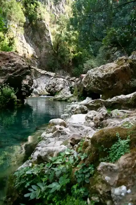 Alte zerstörte Brücke über einen Fluss in Talassemtane
