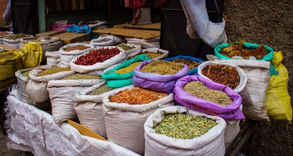 Bunte Säcke mit getrockneten Gewürzen auf dem Souk Al Had-Markt in Sidi Bouknadel