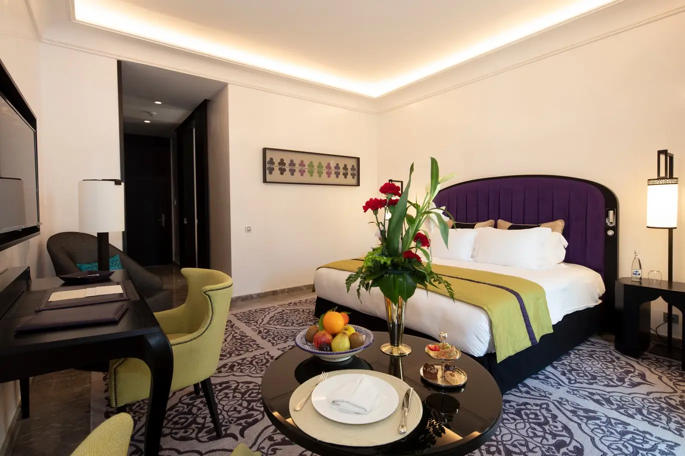 Luxuriöse Schlafzimmereinrichtung in einem 5-Sterne-Hotel in Rabat, Marokko, mit elegantem Bett, moderner Beleuchtung und hochwertigen Möbeln