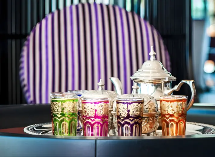 Service à thé traditionnel marocain au STORY Rabat, offrant une expérience authentique dans l'un des meilleurs hôtels du Maroc.
