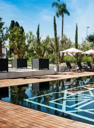 L'espace piscine de l'hôtel STORY Rabat offre une expérience sereine et luxueuse dans l'un des meilleurs hôtels de luxe du Maroc.