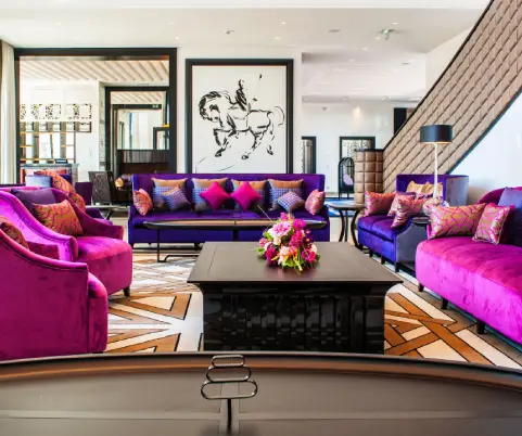 Le hall vibrant et élégant de STORY Rabat, avec ses sièges colorés et son décor moderne, est l'un des meilleurs hôtels de Rabat.